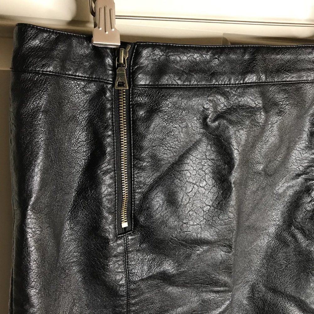 Two by Vince Camuto Women's Faux Leather Mini Straight Skirt Black ~ Size 8 - Picture 2 of 5